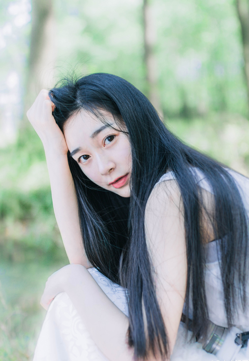 微微喘了口气，关羽抬眼看向那边指挥若定的庞德，对方丝毫不在意将士的伤亡，尤其是在见识过关羽的厉害之后，更绝对不会轻易靠近关羽三丈范围之内，但那些胡人兵马在他的指挥下，却如同惊涛骇浪一般，连绵不绝的涌上来，关羽就算是块磐石，在对方这种浪涛般的攻势下，也感觉快要被碾碎了。